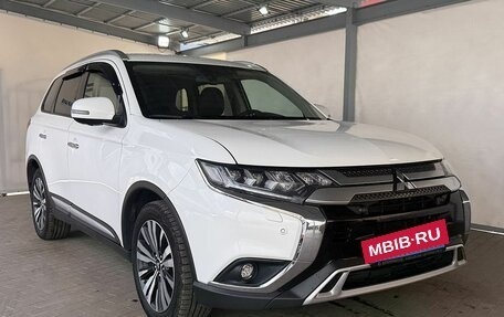Mitsubishi Outlander III рестайлинг 3, 2020 год, 2 599 000 рублей, 7 фотография