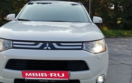 Mitsubishi Outlander III рестайлинг 3, 2013 год, 1 730 000 рублей, 3 фотография