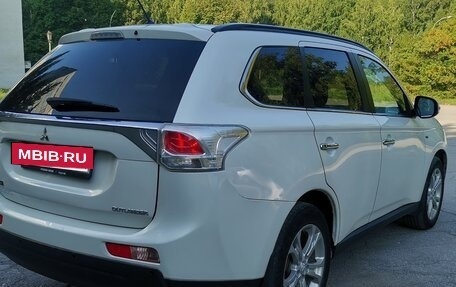 Mitsubishi Outlander III рестайлинг 3, 2013 год, 1 730 000 рублей, 5 фотография