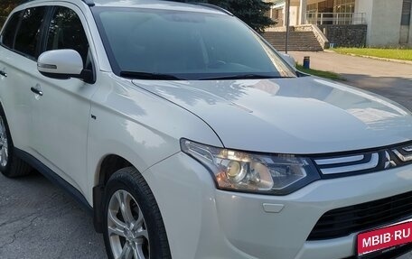 Mitsubishi Outlander III рестайлинг 3, 2013 год, 1 730 000 рублей, 4 фотография