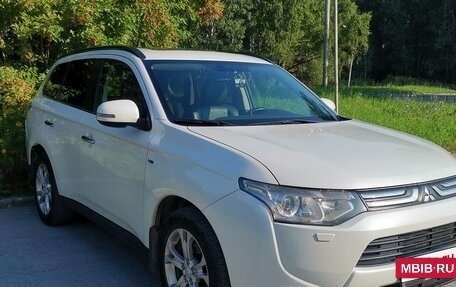 Mitsubishi Outlander III рестайлинг 3, 2013 год, 1 730 000 рублей, 2 фотография