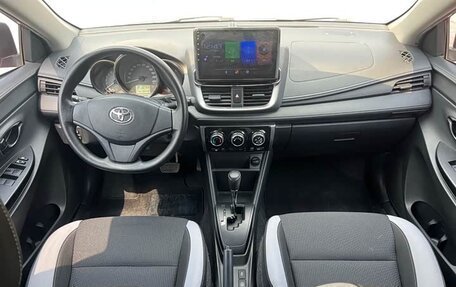 Toyota Yaris XP150 рестайлинг, 2022 год, 945 000 рублей, 13 фотография