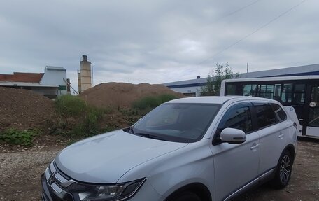 Mitsubishi Outlander III рестайлинг 3, 2017 год, 1 760 000 рублей, 5 фотография