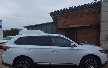 Mitsubishi Outlander III рестайлинг 3, 2017 год, 1 760 000 рублей, 2 фотография
