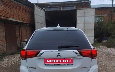 Mitsubishi Outlander III рестайлинг 3, 2017 год, 1 760 000 рублей, 3 фотография