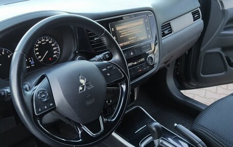 Mitsubishi Outlander III рестайлинг 3, 2018 год, 1 829 000 рублей, 24 фотография