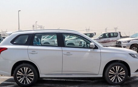 Mitsubishi Outlander III рестайлинг 3, 2022 год, 2 580 000 рублей, 4 фотография