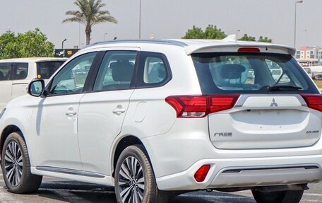 Mitsubishi Outlander III рестайлинг 3, 2022 год, 2 580 000 рублей, 5 фотография