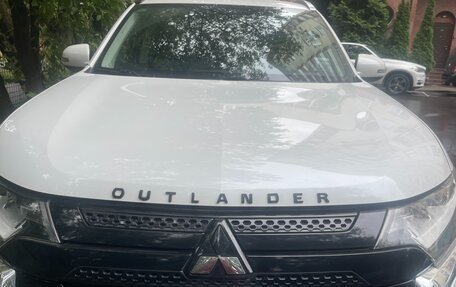 Mitsubishi Outlander III рестайлинг 3, 2022 год, 2 580 000 рублей, 2 фотография