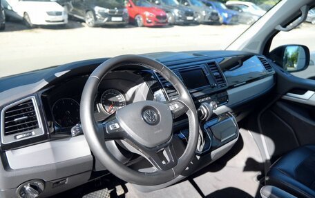 Volkswagen Multivan T6 рестайлинг, 2018 год, 4 300 000 рублей, 12 фотография
