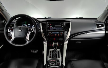 Mitsubishi Pajero Sport III рестайлинг, 2016 год, 2 775 000 рублей, 12 фотография