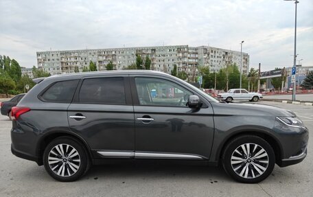 Mitsubishi Outlander III рестайлинг 3, 2020 год, 2 550 000 рублей, 2 фотография