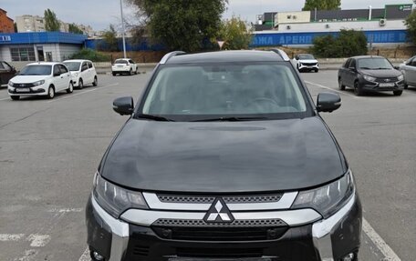 Mitsubishi Outlander III рестайлинг 3, 2020 год, 2 550 000 рублей, 4 фотография