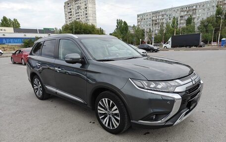 Mitsubishi Outlander III рестайлинг 3, 2020 год, 2 550 000 рублей, 3 фотография