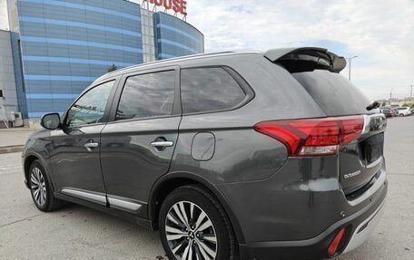 Mitsubishi Outlander III рестайлинг 3, 2020 год, 2 550 000 рублей, 5 фотография