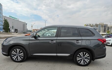 Mitsubishi Outlander III рестайлинг 3, 2020 год, 2 550 000 рублей, 10 фотография