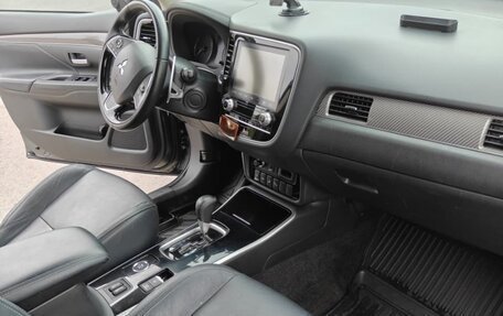 Mitsubishi Outlander III рестайлинг 3, 2020 год, 2 550 000 рублей, 13 фотография