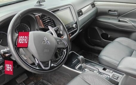 Mitsubishi Outlander III рестайлинг 3, 2020 год, 2 550 000 рублей, 12 фотография