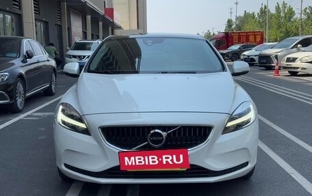 Volvo V40 II рестайлинг, 2018 год, 1 768 000 рублей, 2 фотография