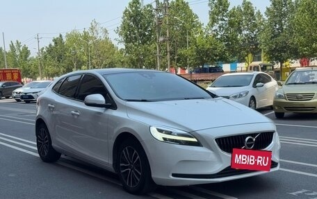 Volvo V40 II рестайлинг, 2018 год, 1 768 000 рублей, 3 фотография