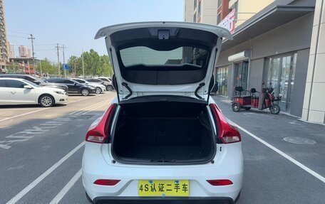 Volvo V40 II рестайлинг, 2018 год, 1 768 000 рублей, 15 фотография