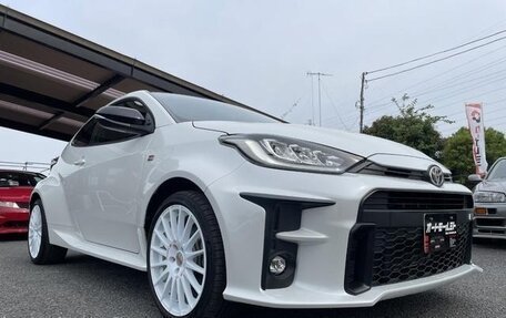 Toyota Yaris, 2022 год, 1 600 000 рублей, 3 фотография