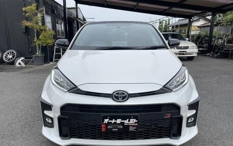 Toyota Yaris, 2022 год, 1 600 000 рублей, 2 фотография