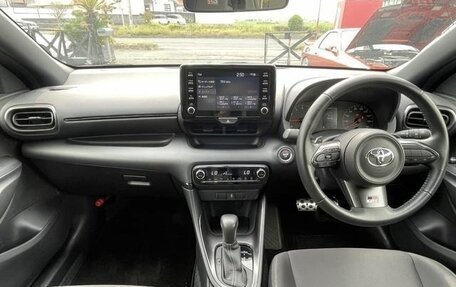 Toyota Yaris, 2022 год, 1 600 000 рублей, 9 фотография