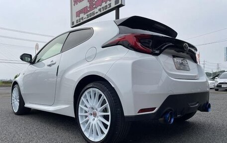 Toyota Yaris, 2022 год, 1 600 000 рублей, 6 фотография
