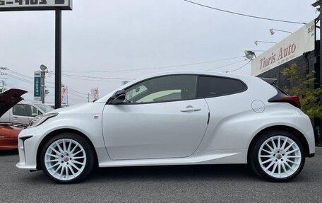 Toyota Yaris, 2022 год, 1 600 000 рублей, 4 фотография