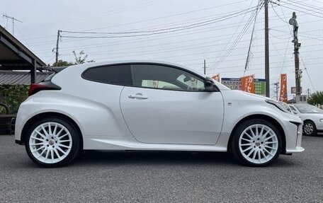 Toyota Yaris, 2022 год, 1 600 000 рублей, 5 фотография