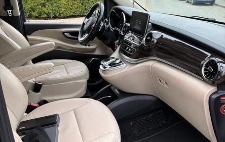 Mercedes-Benz V-Класс, 2019 год, 4 500 000 рублей, 6 фотография