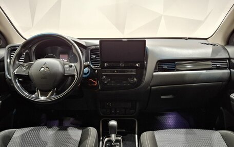 Mitsubishi Outlander III рестайлинг 3, 2018 год, 2 190 000 рублей, 9 фотография