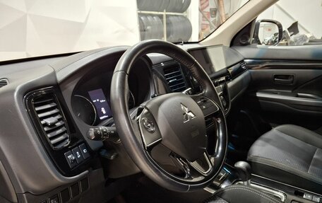 Mitsubishi Outlander III рестайлинг 3, 2018 год, 2 190 000 рублей, 23 фотография