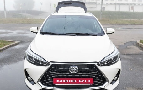 Toyota Yaris XP150 рестайлинг, 2022 год, 1 990 000 рублей, 2 фотография