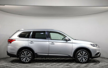 Mitsubishi Outlander III рестайлинг 3, 2019 год, 1 749 000 рублей, 4 фотография