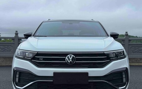 Volkswagen T-Roc I, 2023 год, 1 290 000 рублей, 2 фотография