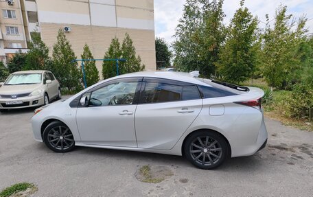 Toyota Prius IV XW50, 2017 год, 1 950 000 рублей, 6 фотография