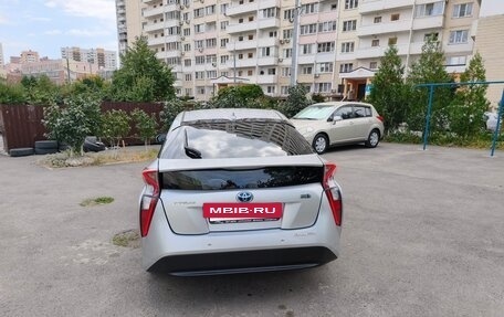 Toyota Prius IV XW50, 2017 год, 1 950 000 рублей, 5 фотография