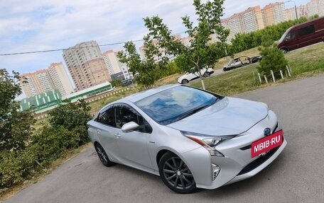 Toyota Prius IV XW50, 2017 год, 1 950 000 рублей, 3 фотография