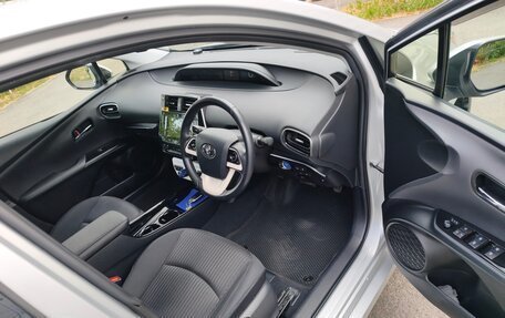 Toyota Prius IV XW50, 2017 год, 1 950 000 рублей, 9 фотография