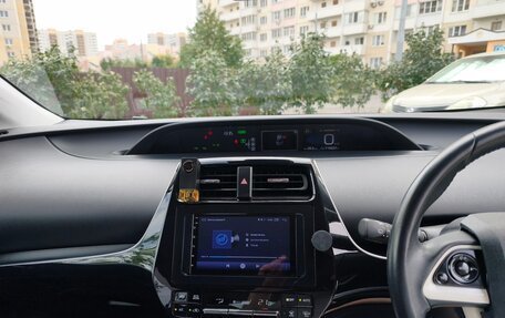 Toyota Prius IV XW50, 2017 год, 1 950 000 рублей, 14 фотография