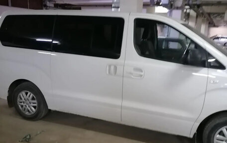Hyundai H-1 II рестайлинг, 2015 год, 2 000 000 рублей, 3 фотография