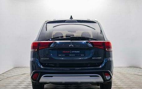 Mitsubishi Outlander III рестайлинг 3, 2019 год, 1 995 000 рублей, 4 фотография