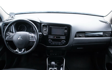 Mitsubishi Outlander III рестайлинг 3, 2019 год, 1 995 000 рублей, 13 фотография