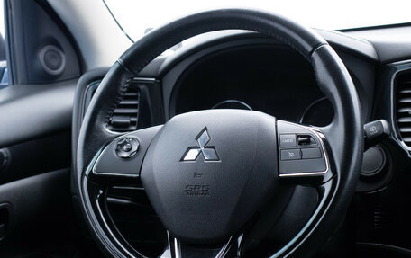 Mitsubishi Outlander III рестайлинг 3, 2019 год, 1 995 000 рублей, 15 фотография