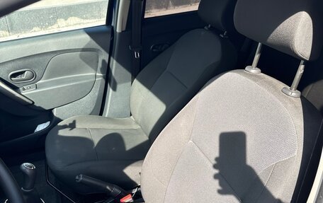Renault Logan II, 2018 год, 650 000 рублей, 15 фотография