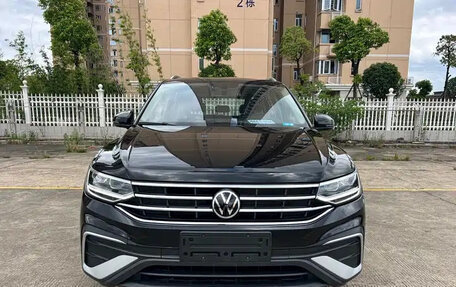 Volkswagen Tiguan II, 2022 год, 2 056 555 рублей, 2 фотография