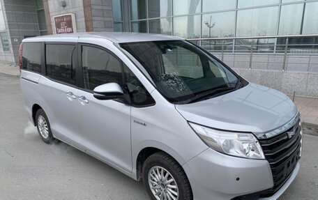 Toyota Noah III, 2018 год, 1 500 000 рублей, 5 фотография