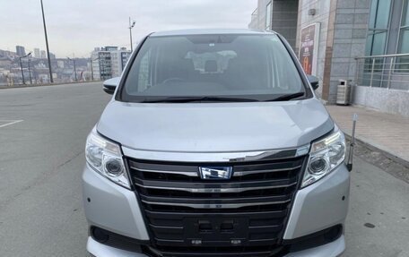 Toyota Noah III, 2018 год, 1 500 000 рублей, 2 фотография